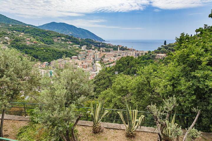 Casa vacanza per 20 persone, con giardino e idromassaggio nonché balcone in Recco