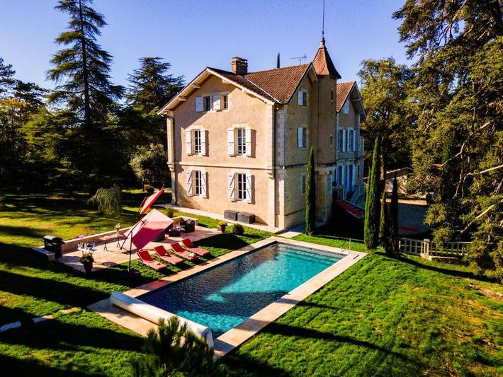 Maison d’hôte pour 2 personnes, avec jardin et piscine ainsi que vue et terrasse à Castin