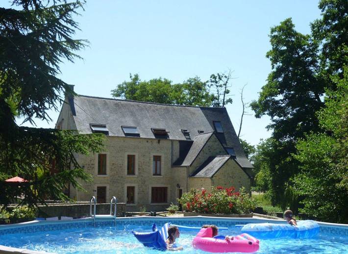 Gîte pour 50 personnes, avec jardin ainsi que terrasse et piscine à Vaucelles