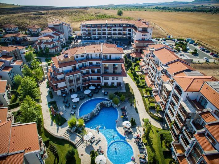 Ferienwohnung für 3 Personen, mit Balkon und Garten sowie Pool und Seeblick
