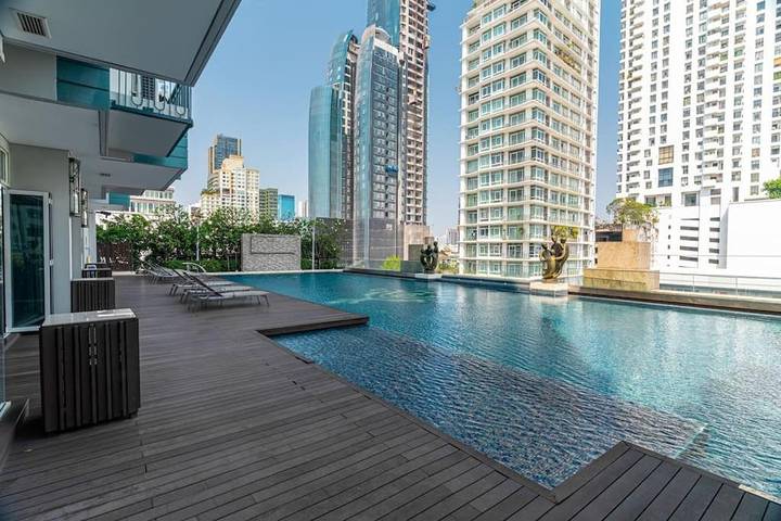 Apartamento para 2 personas, con piscina y sauna además de jacuzzi y jardín en Bangkok