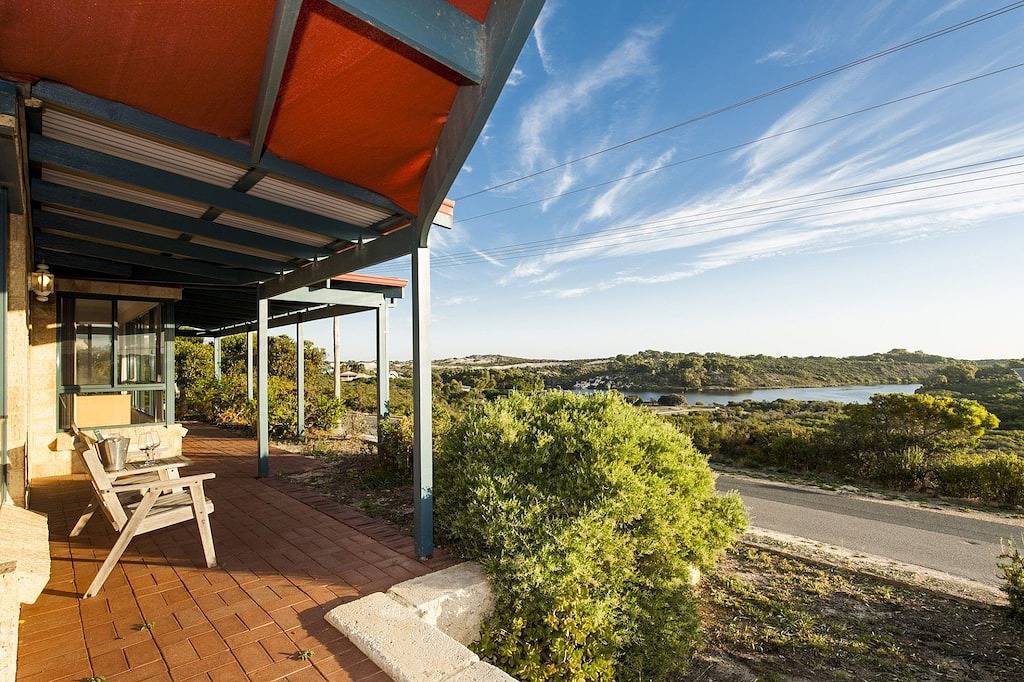 Holiday Home for 8 People in Guilderton, Western Australia