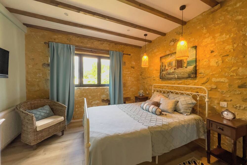 Beautiful guesthouse on the banks of the Dordogne River in a tranquil setting in Siorac-en-Périgord, Périgord Noir