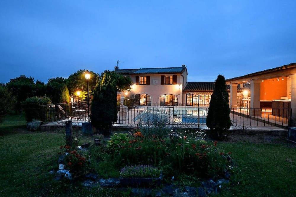 La Bastide les Basses Royères offers seasonal rentals of a house with a swimming in Robion, Parc naturel régional du Luberon