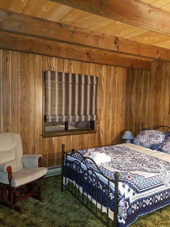 4br 2ba Chalet in Poconos that sleeps 10 in Saw Creek, Pike County