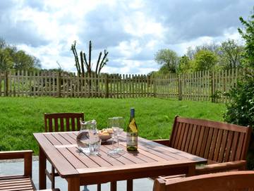 Holiday Rental for 6 People in Ceredigion, Mid-Wales, Photo 1