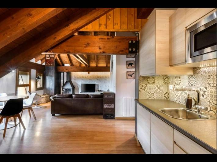 Apartamento entero, Casa rústica en Guasillo con chimenea, 2 dormitorios y naturaleza cercana in Jaca, Pirineo Aragonés