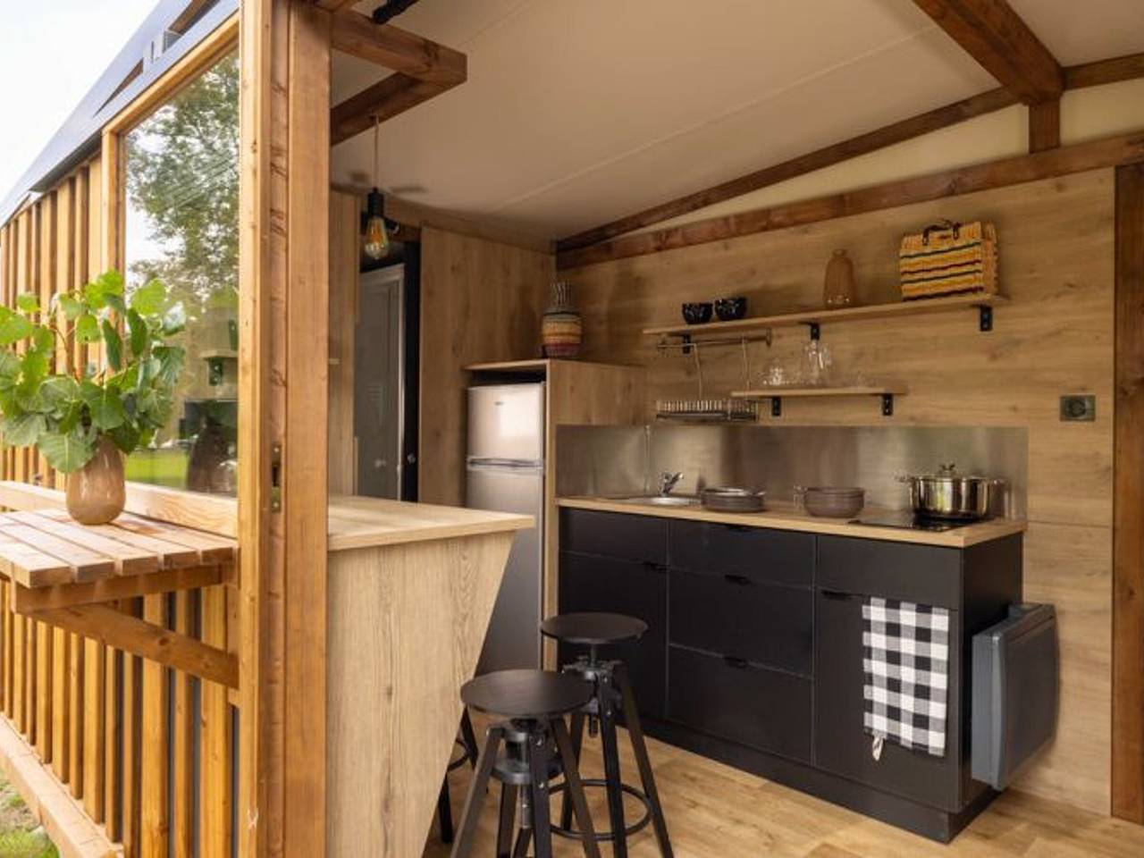Charmante maison mobile avec piscine et vue sur la rivière à Saintes in Saintes, Région de Saintes