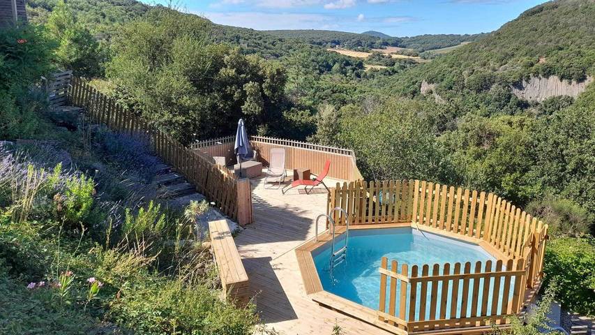 Gîte pour 4 personnes, avec Terrasse ainsi que Jardin et Piscine