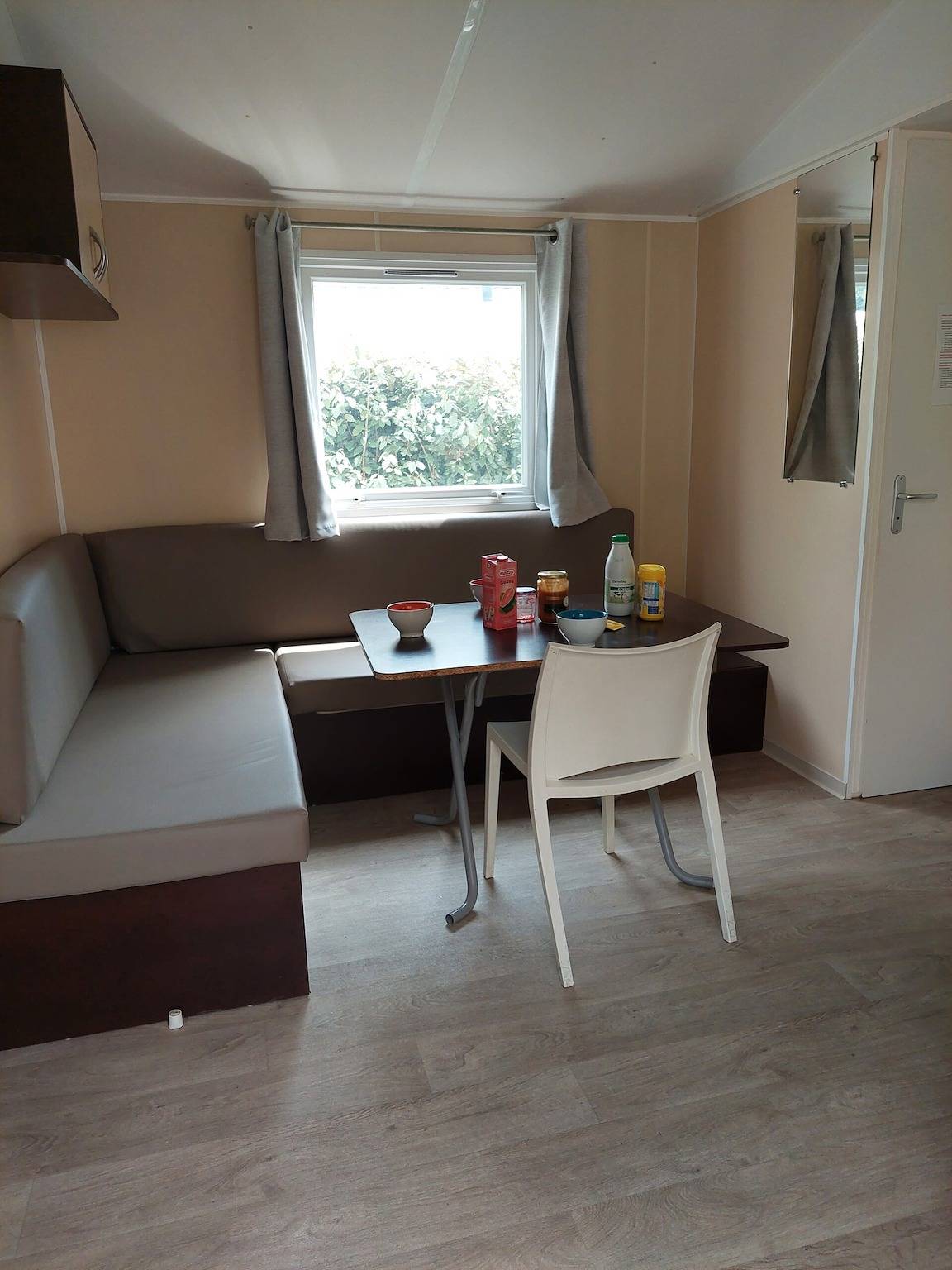 Mobile Home 'Le 154 Aux Iscles' with Shared Pool, Private Terrace and Air Conditioning in La Roque-d'Anthéron, Aix-en-Provence region