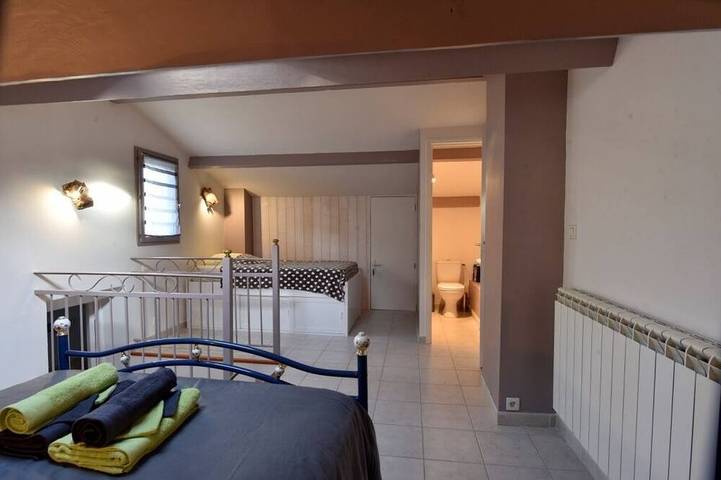 Location de vacances pour 3 personnes, avec piscine ainsi que terrasse et jardin à Seillons-Source-d'Argens - 2