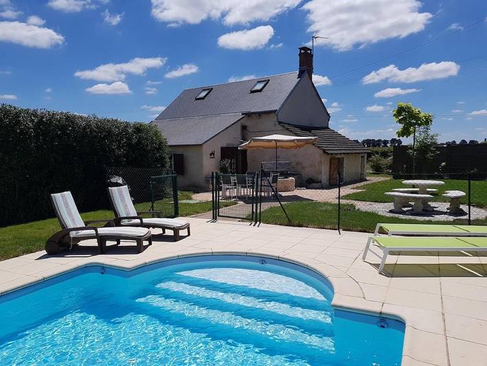 Location de vacances pour 6 personnes, avec sauna et jardin ainsi que piscine et vue, animaux acceptés à Pruniers