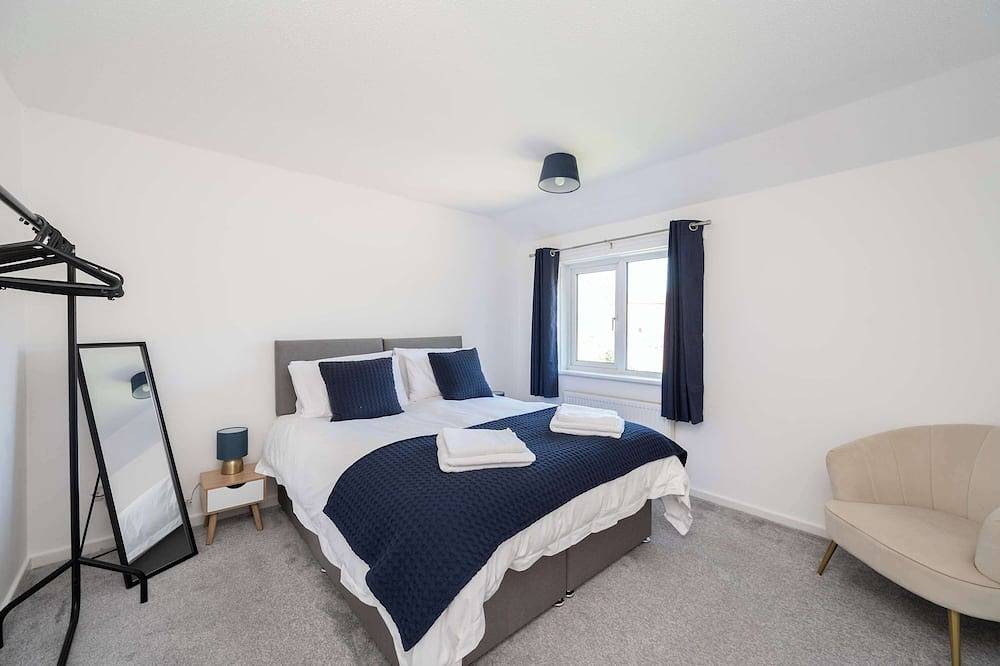 Stylish 3-Bed Home - 10 Min Gatwick - Wifi & Parking in Crawley, Sussex de l'Ouest