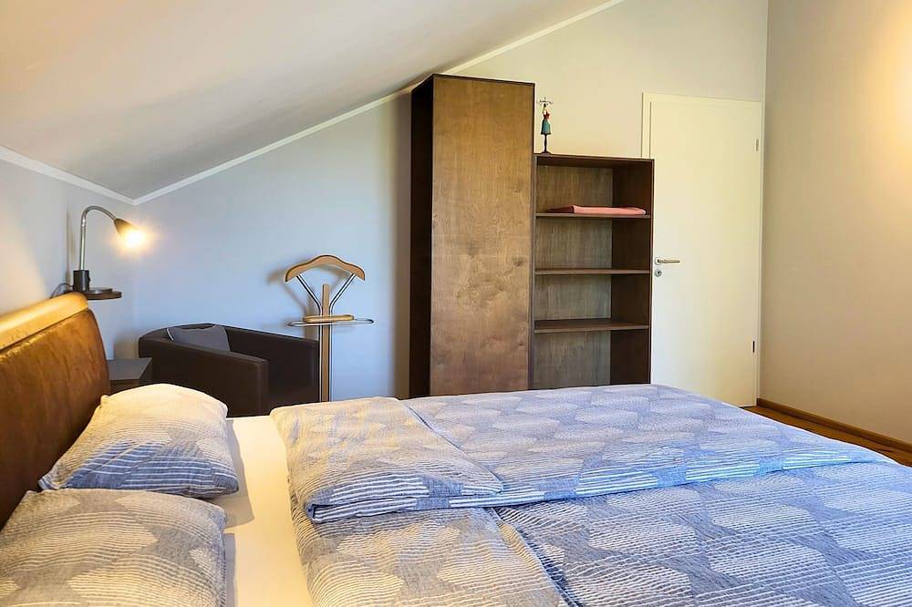 Ganze Wohnung, Großzügige Fewo im Dachgeschoß - zu Fuß zum See - Utting am Ammersee in Utting, Ammersee