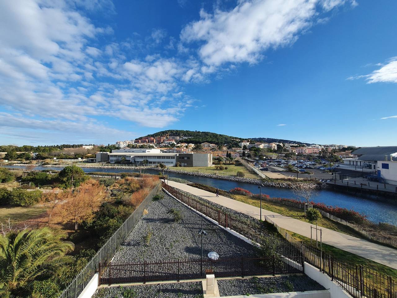 Entire apartment, Beautiful 3-room apartment with parking and air conditioning in Sète in Sete, Côte d'Améthyste