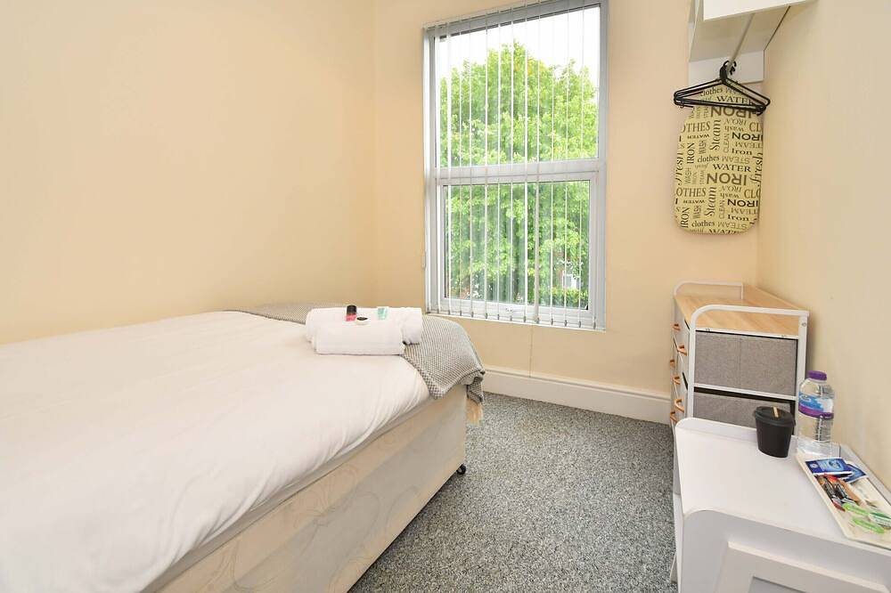 Townhouse @ 178 Ruskin Road Crewe - Single Room in Crewe, Cheshire East