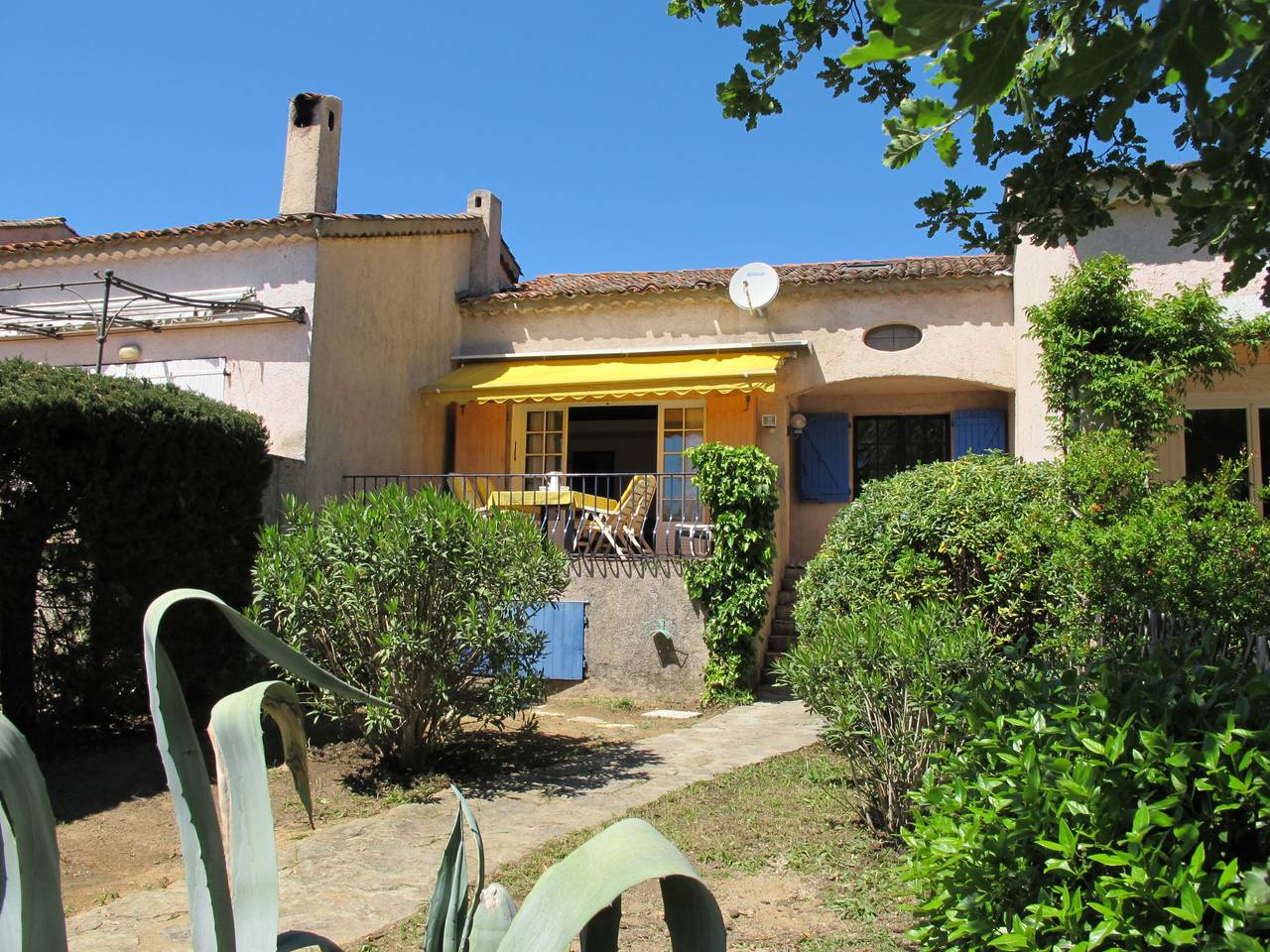La Maison bleue in Grimaud, Mittelmeerküste (Frankreich)