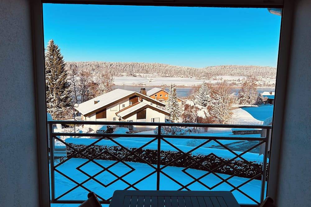 Entire apartment, The Blue Gentian, view of Lake Saint Point in Mouthe-Lac et Mont d’Or, Doubs
