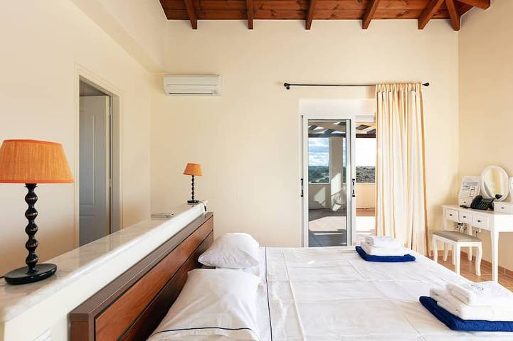 Steps from the Beach, Sunset Views to Remember! in Akrotiri (Chania), Chania region