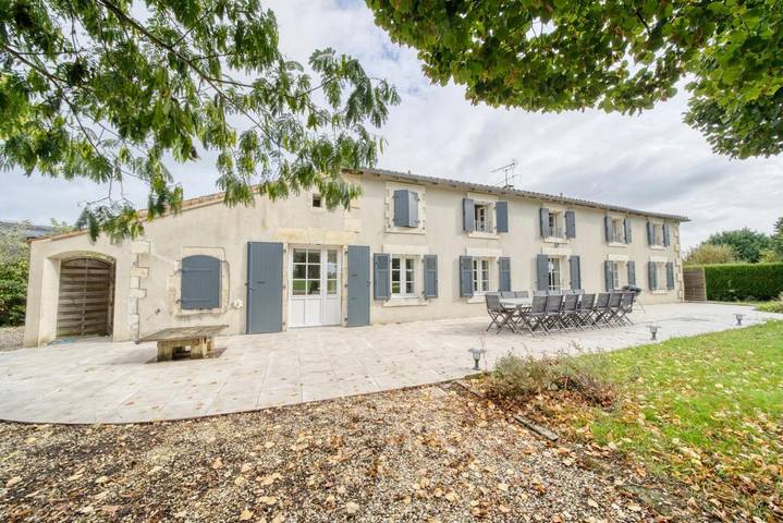 Location de vacances pour 15 personnes, avec Terrasse et Jardin à Ozillac