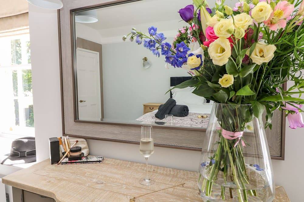 Culdrose Manor, pet friendly, luxury holiday cottage in Helston in Helston, Cornwall
