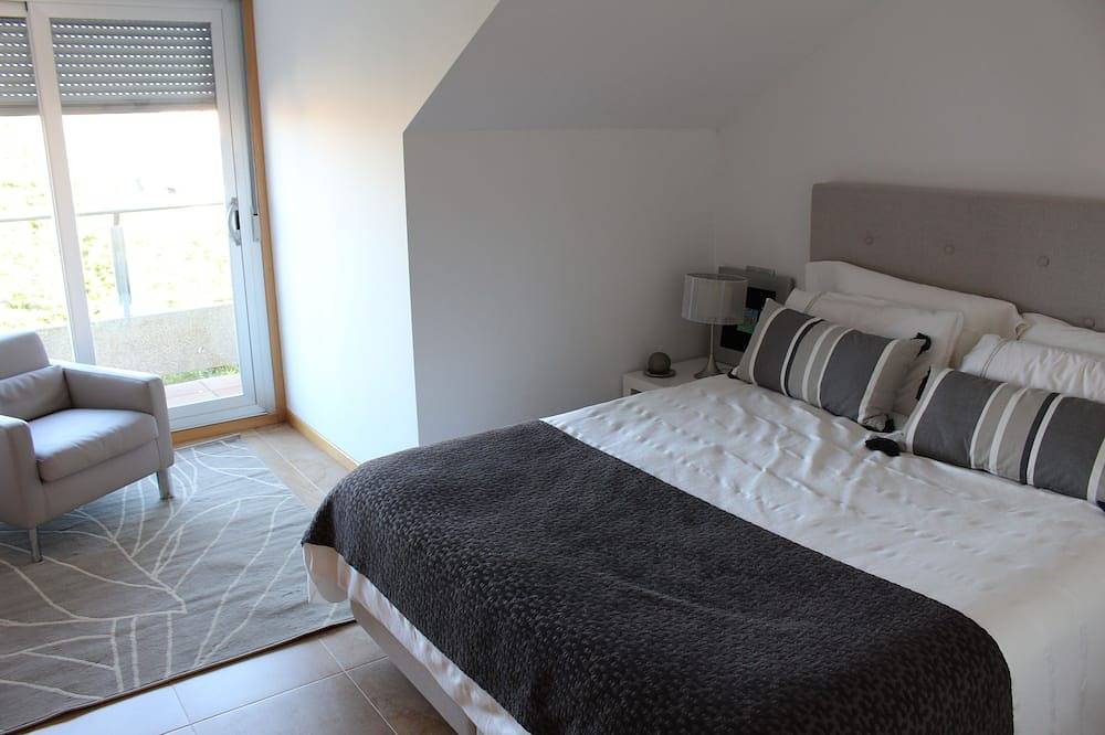 Entire apartment, Spectacular penthouse with terrace and views of the Port(Wifi and Garage) in Sanxenxo, Rías Baixas