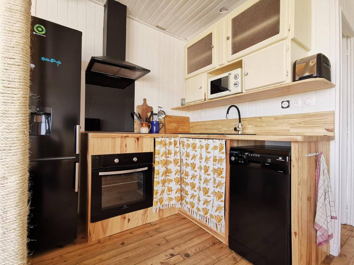 Four-Bedroom Holiday Home in Plage des Chalets, Gruissan