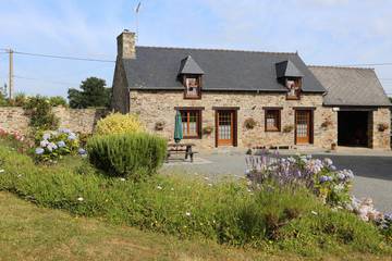 Gîte pour 5 personnes, avec jardin à Plédéliac