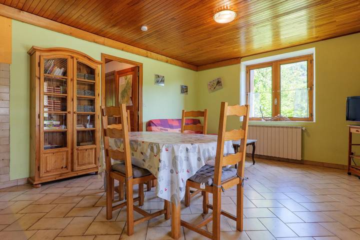 Gîte "À l’ombre du Tilleul": Mountain View, Private Terrace & Wi-Fi in Montpezat-sous-Bauzon, Parc naturel régional des Monts d'Ardèche