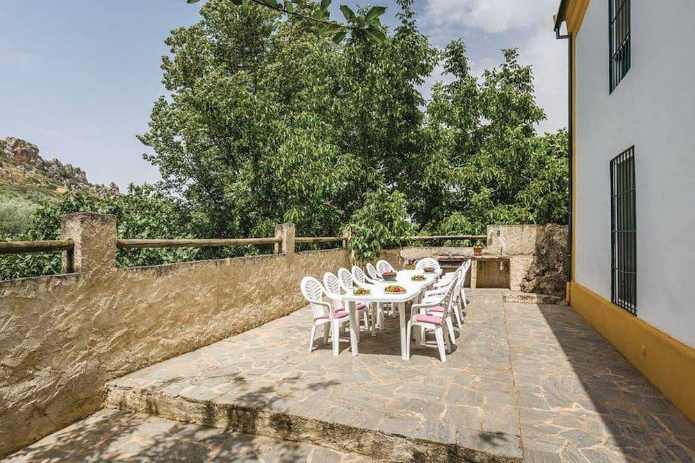 Country House 'Paraje El Saltadero' with Mountain View, Private Pool and Wi-Fi in Cuevas del Becerro, Málaga Province