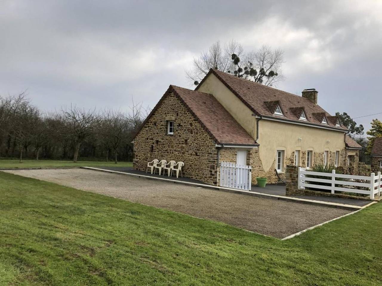 Gîte familial de grand confort avec jardin, étang privé et salle de jeux proche Parc Naturel du Cotentin in Saint-Sauveur-le-Vicomte, Côte de la Déroute