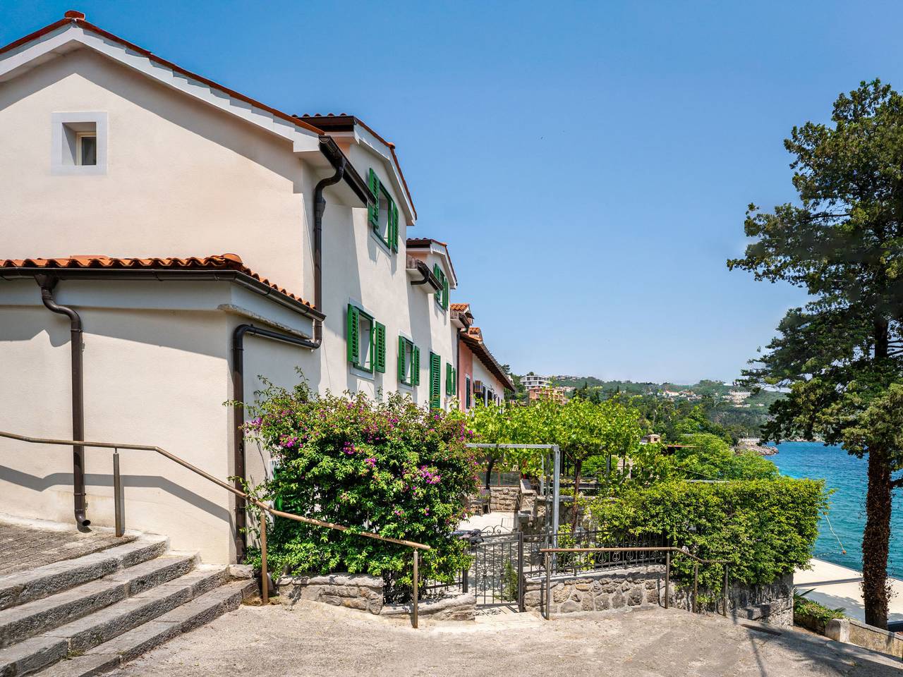 Conrad in Plaža Črnikovica, Opatija Riviera