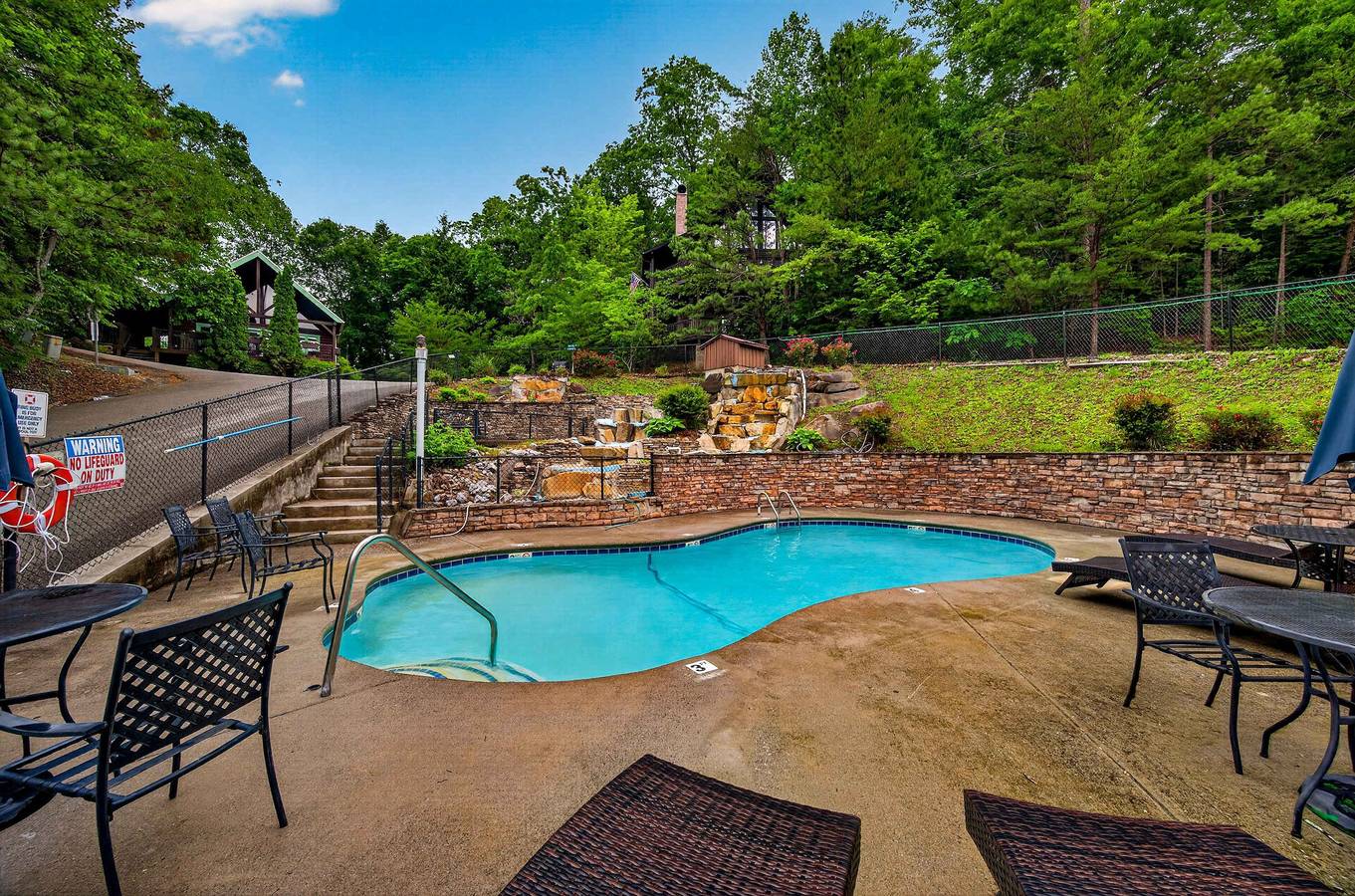 Apartamento inteiro, Location  Hot Tub  Privacy  Fireplace  Common Pool in Gatlinburg, Condado de Sevier