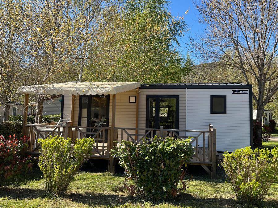 Camping La Dourbie - Mobilheim 4 personen - Mh Premium Grand Large Les Cévennes 30m² (2Sch-4Pers) + halbüberdachte Terrasse + Klimaanlage in Saint-Jean-du-Bruel, Parc naturel régional des Grands Causses