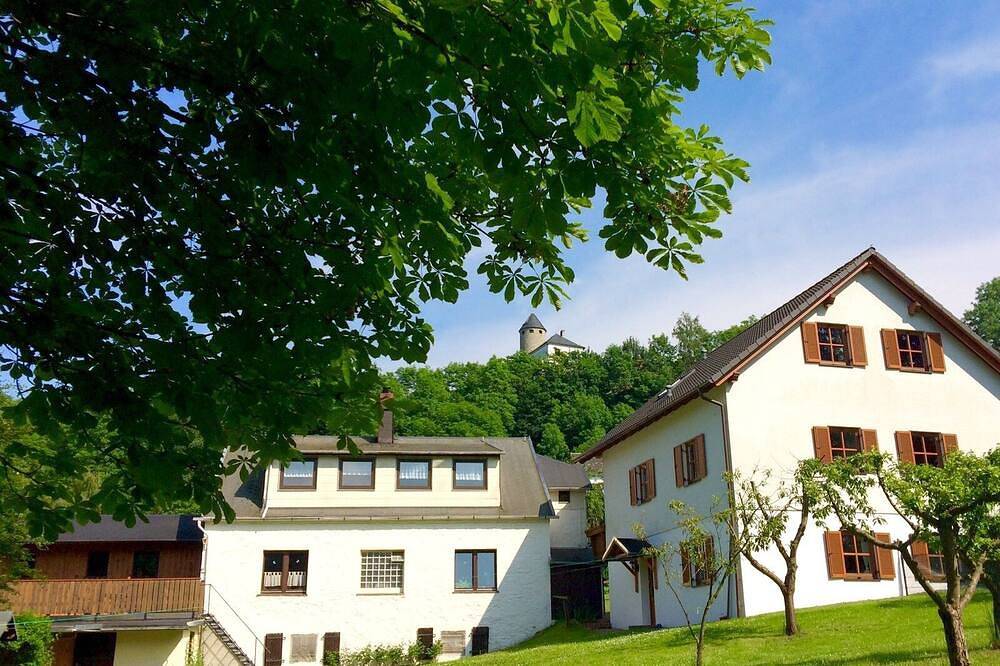 Ganze Wohnung, Gemütliches 32qm Ferienapartment mit Dachterrasse und überdachtem Balkon; kostenfreies Parken und Wlan in Lichtenberg (Oberfranken), Landkreis Hof