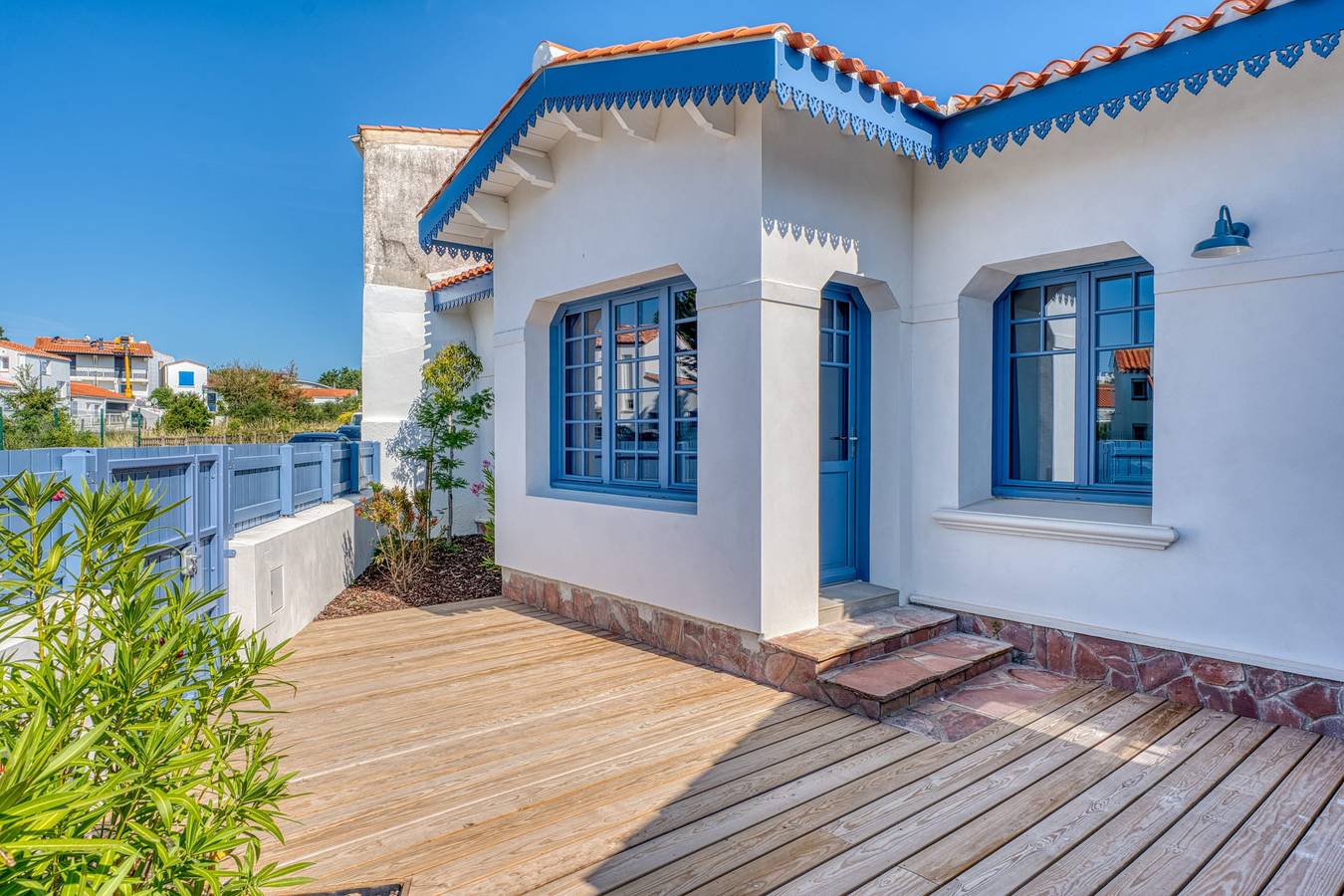 Villa Bains de Mer & Jacuzzi steps from the beach, Walk to town, Sleeps 6 in Saint-Gilles-Croix-de-Vie, Loire Valley