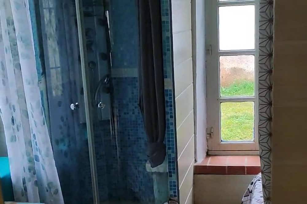 Maison Ancienne Avec 1 Chambre et son Petit Jardin, Plein Centre D'angles in Angles, Vendée