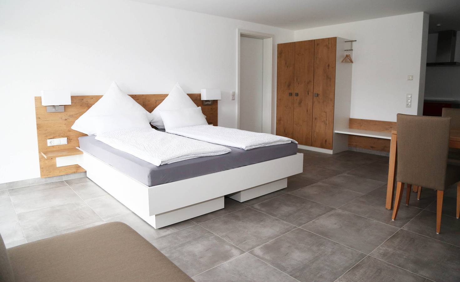 Ganze Wohnung, Ferienwohnung 'Nr 1' mit Bergblick, Gemeinschaftsterrasse und Wi-Fi in Vaihingen an der Enz, Kraichgau