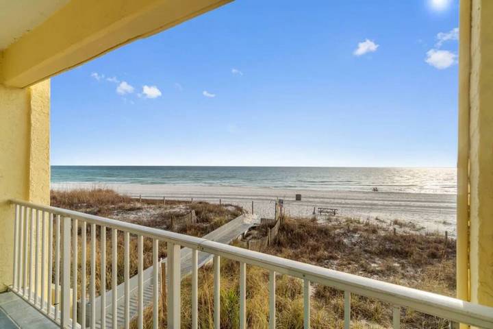 Vacation rental for 4 people, with pool and balcony as well as ocean view in Emerald Coast