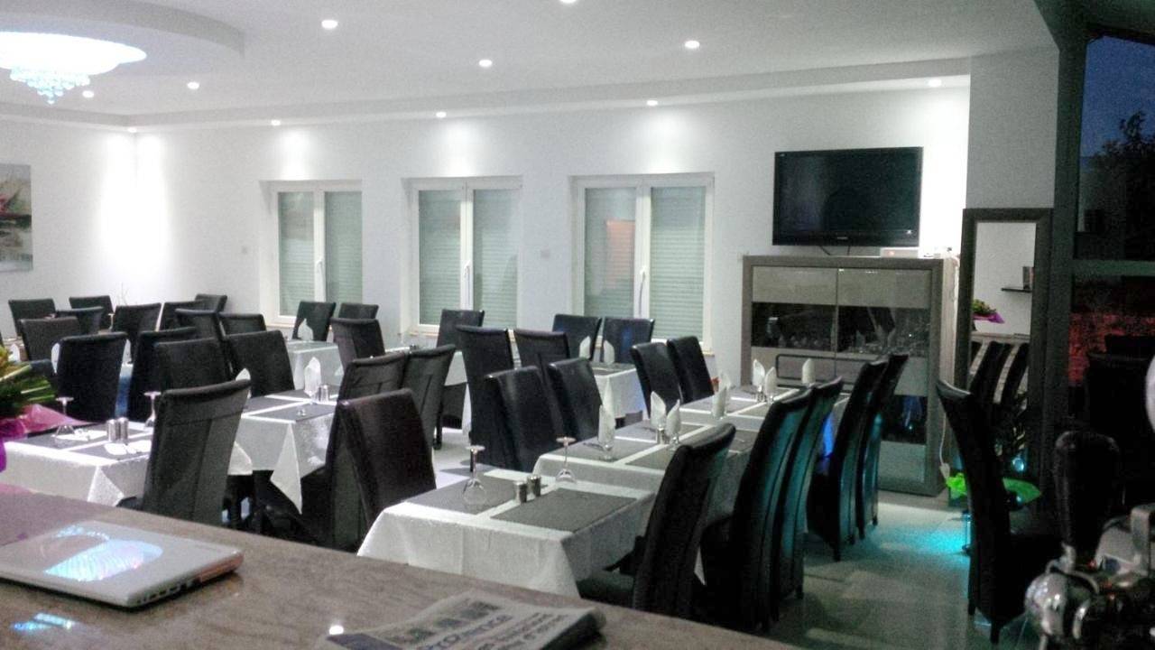 Hôtel Restaurant le Mistral in Peipin, Région de Forcalquier