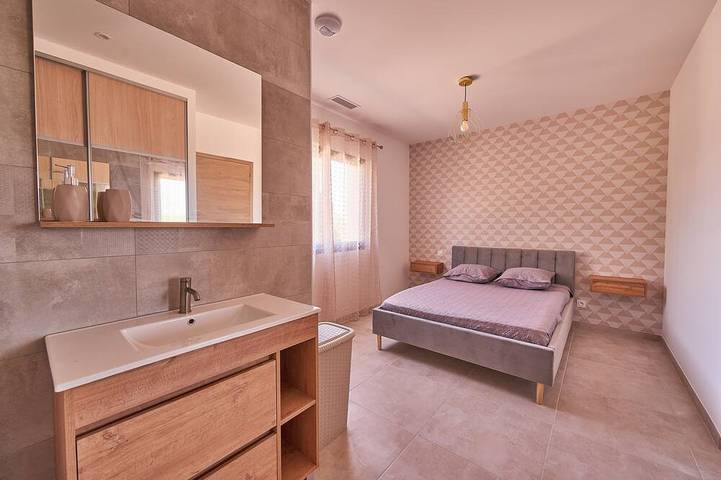 Location de vacances pour 8 personnes, avec jacuzzi ainsi que terrasse et jardin à Servian - 4