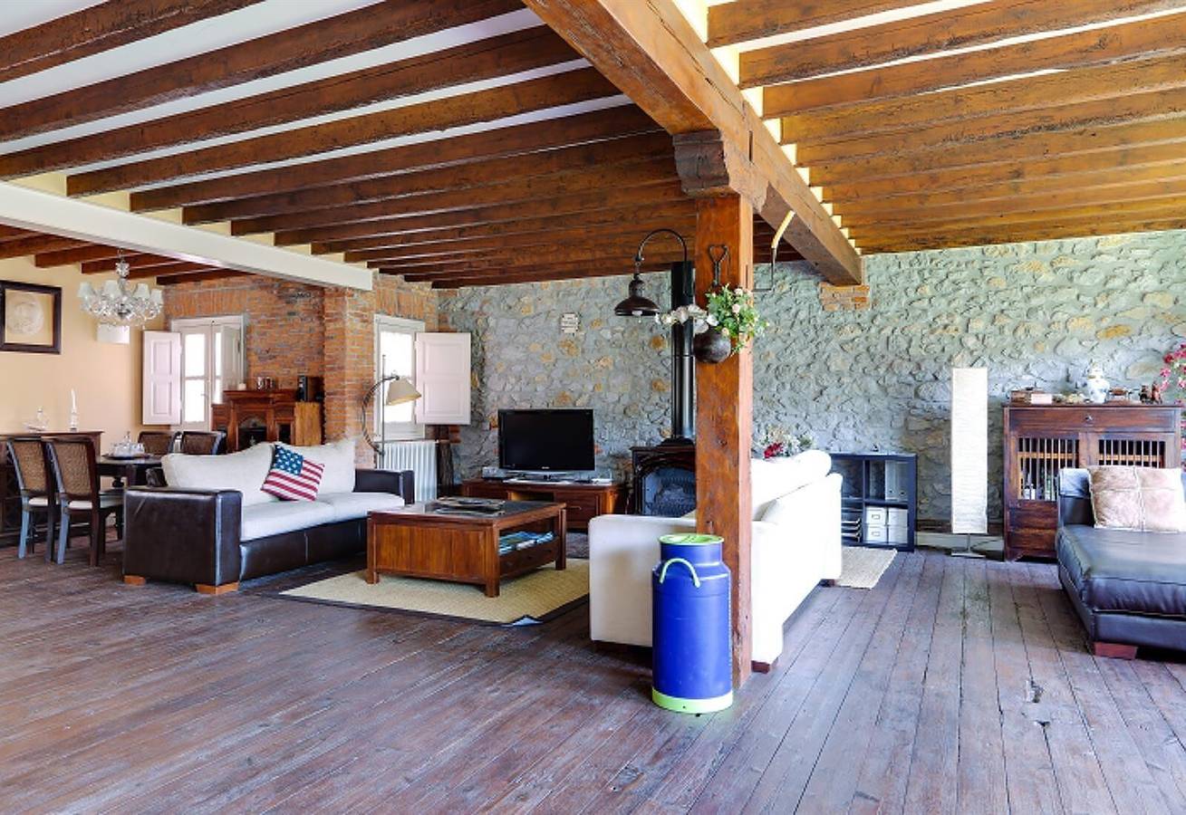 Apartamento entero, Apartamento "Ático en el centro de Laredo" con vistas a la montaña y terraza; admite mascotas in Laredo, Costa de Cantabria
