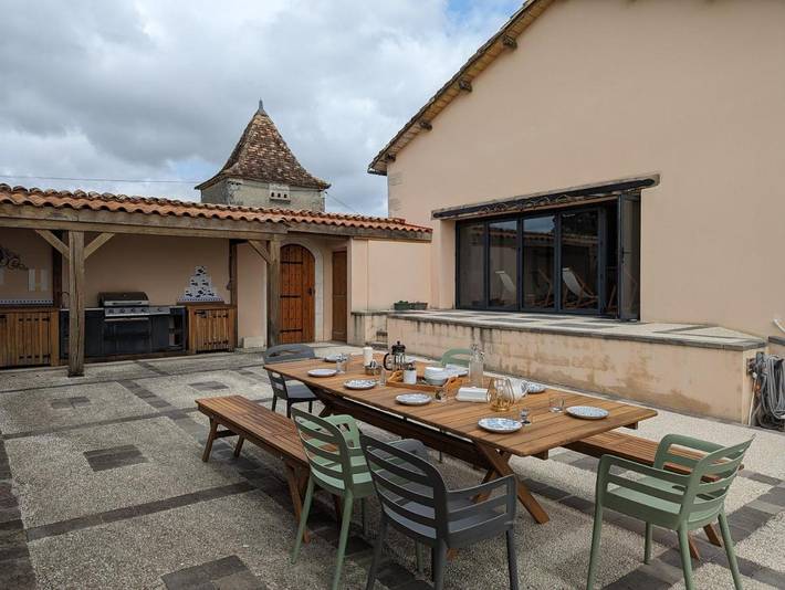 Location de vacances pour 12 personnes, avec Terrasse et Jardin ainsi que Piscine et Sauna à Blanzaguet-Saint-Cybard