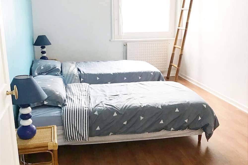 Entire apartment, ** Apt 2 chambres-plage du casino-vue sur mer! ** 2br apt with Ocean Views! ** in Saint-Quay-Portrieux, Côte de Goëlo