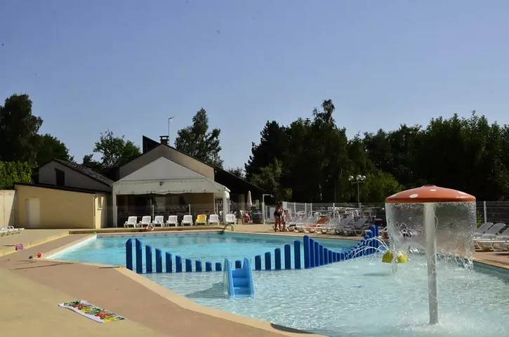 Camping pour 7 personnes, avec piscine et terrasse dans Massif central - 2