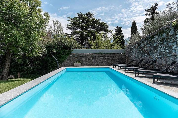 Agriturismo con piscina per 10 persone, con giardino e idromassaggio sul Lago di Como