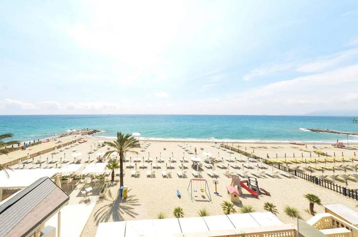 Ferienwohnung für 5 Personen, mit Balkon und Pool sowie Ausblick, mit Haustier in Pietra Ligure Gemeinde