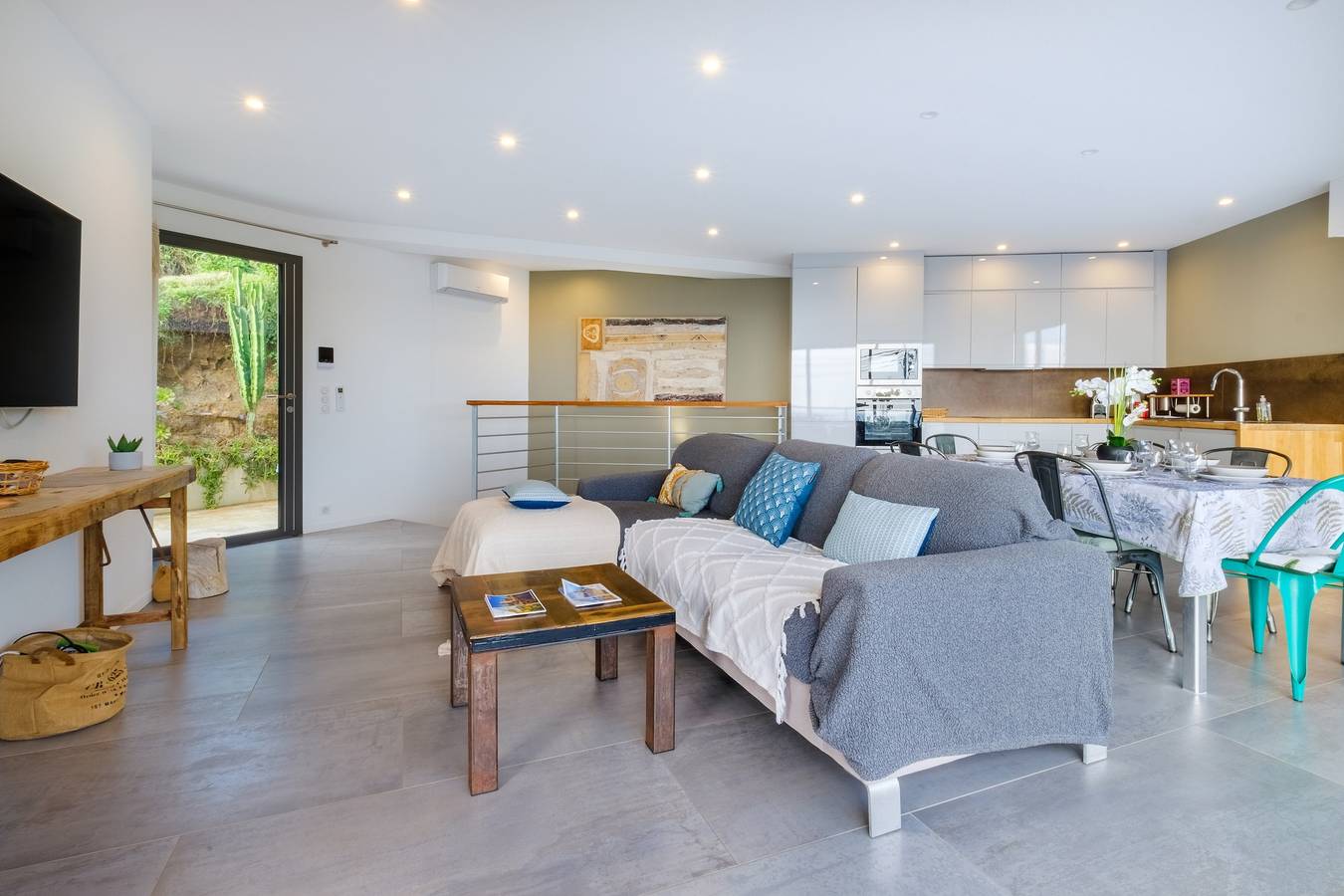 Villa contemporánea con vistas panorámicas a la bahía de Cannes y piscina privada. in Mandelieu-la-Napoule, Massif de l'Esterel