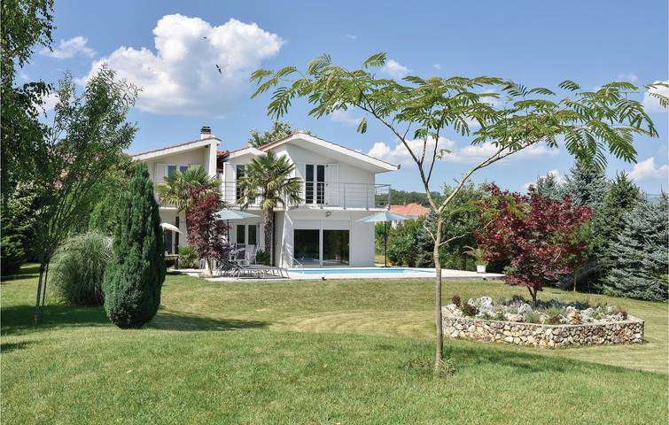 Reizende Ferienwohnung in Sinj mit Pool, WLAN, Terrasse und Küche in Sinj, Dalmatinisches Zagora