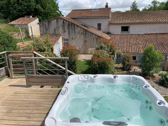 Gîte pour 3 personnes, avec piscine et jardin ainsi que sauna et jacuzzi à Chalandray - 3